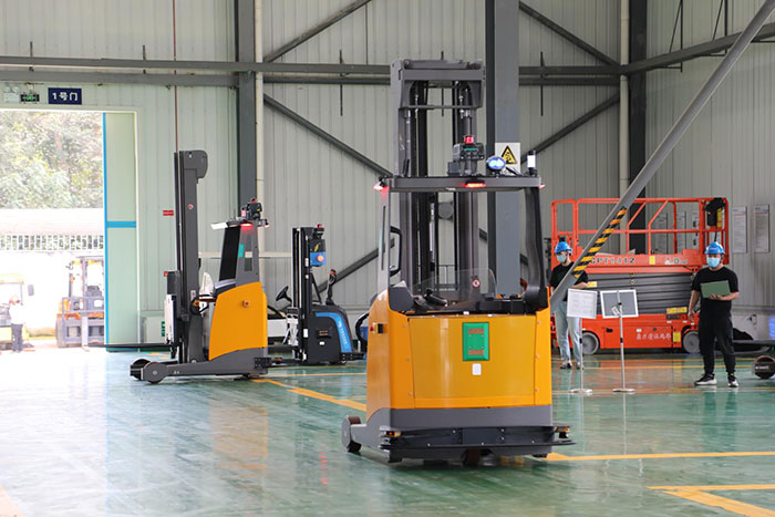 融合“云大物移智”技术理念 海南电网首个智能仓库投运