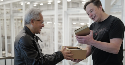 英伟达CEO黄仁勋亲赴SpaceX工厂，向马斯克交付新一代AI超算DGX Spark